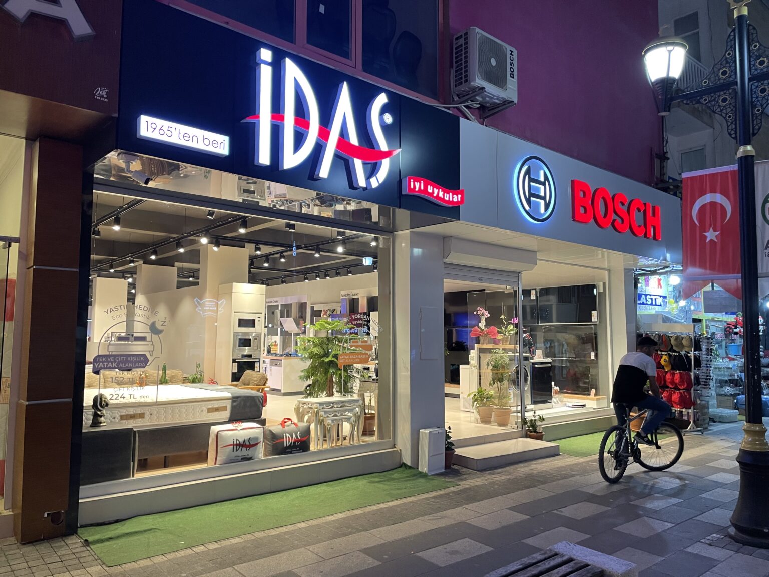 Öztopraklar mağazasının akşam görünümü